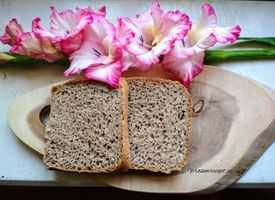 Chleba z pekárny kynutý droždím a žitným kváskem
