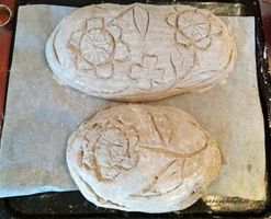 Vykynutý nařezaný chleba před sázením do trouby