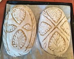 Zdobené chleby žiletkou a nůžkami