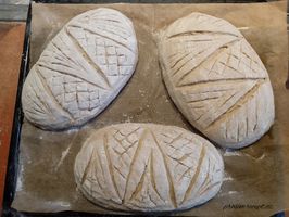 Nařezaný chleba před pečením