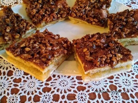 Křehký jablečný koláč s karamelem a ořechy