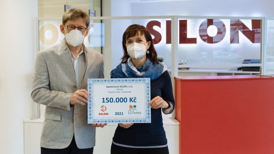 Společnost SILON myslí na děti. Centru KAŇKA darovala 150 tisíc korun