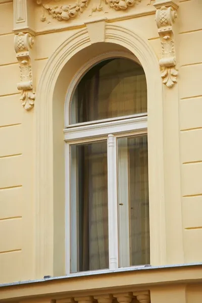 a582fe0d-spaletova-okna-a-historicke-fasady.webp