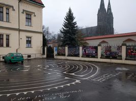 Labyrint na Vyšehradě (zrovna bohužel s parkujícím autem)
