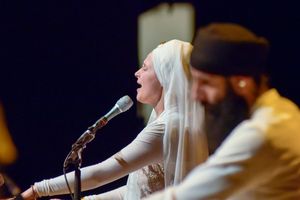 0605a543-snatam-kaur-concert-part-one-artists-13-of-31_orig.jpg