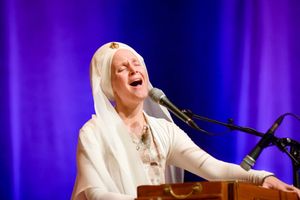 487113a9-snatam-kaur-concert-part-one-artists-17-of-31_orig.jpg