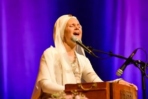 6e00a342-snatam-kaur-concert-part-one-artists-18-of-31_orig.jpg