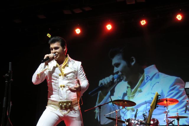 1779a7d4-elvis-kuba2.jpeg