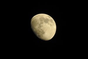 Měsíc zaujal svou krásou už ve dnech před superúplňkem. Tento snímek je ze 4. dubna. Foto: Václav Vondruš