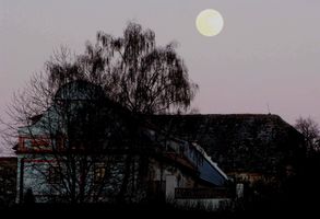 Statek vedle borotínské zříceniny dostal i díky vycházejícímu Měsíci téměř ladovský ráz. Foto: Tomáš Danko