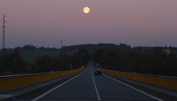 Nad Žďákovským mostem už se Měsíc loučil se svými nejkrásnějšími okamžiky na dubnové obloze. Foto: Tomáš Danko