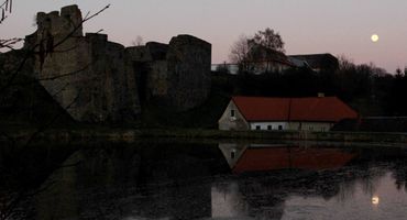 Měsíc obstaral v úterý 7. dubna úchvatnou scenérii také nad hradní zříceninou u Borotína. Foto: Tomáš Danko