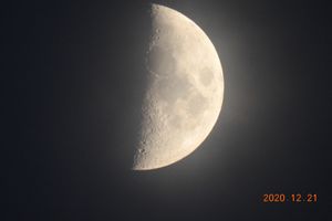 16.33. Při příjezdu na kopec nad Vrážnou u Chotovin byl k vidění jen Měsíc v mlžném oparu, jinak vládla na obloze poměrně výrazná oblačnost
