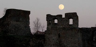 Měsíc obstaral v úterý 7. dubna úchvatnou scenérii také nad hradní zříceninou u Borotína. Foto: Tomáš Danko