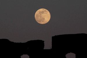 Měsíc obstaral v úterý 7. dubna úchvatnou scenérii také nad hradní zříceninou u Borotína. Foto: Tomáš Danko
