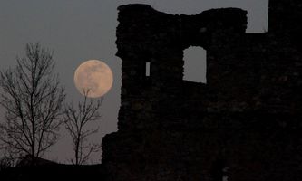 Měsíc obstaral v úterý 7. dubna úchvatnou scenérii také nad hradní zříceninou u Borotína. Foto: Tomáš Danko