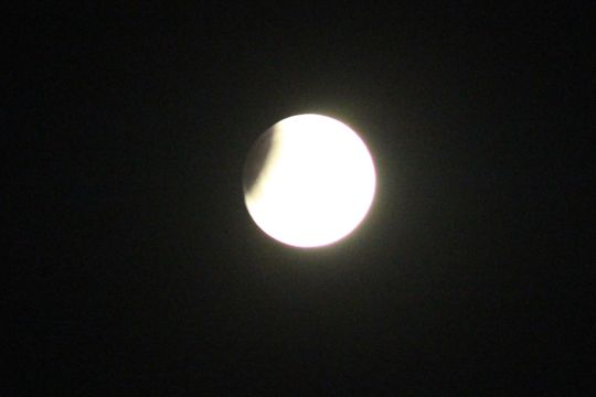 Částečné zatmění Měsíce nabídlo okouzlující podívanou